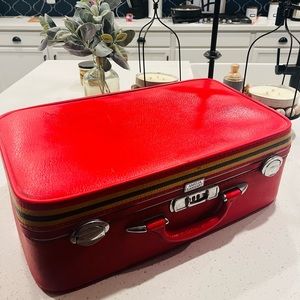 Rare Vintage Amelia Earnhart Hard Suitcase